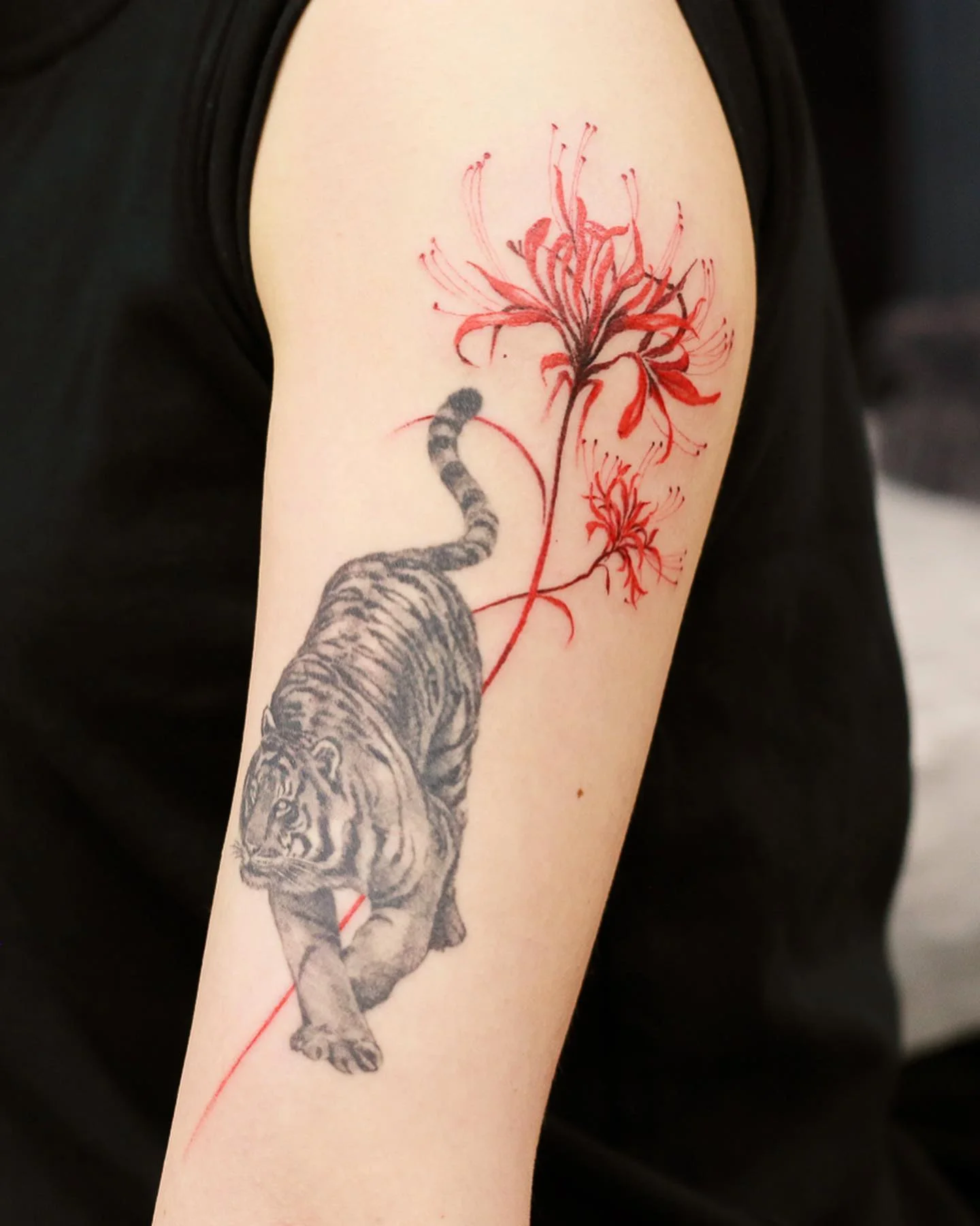 Heron and Red Flowers 대표 이미지