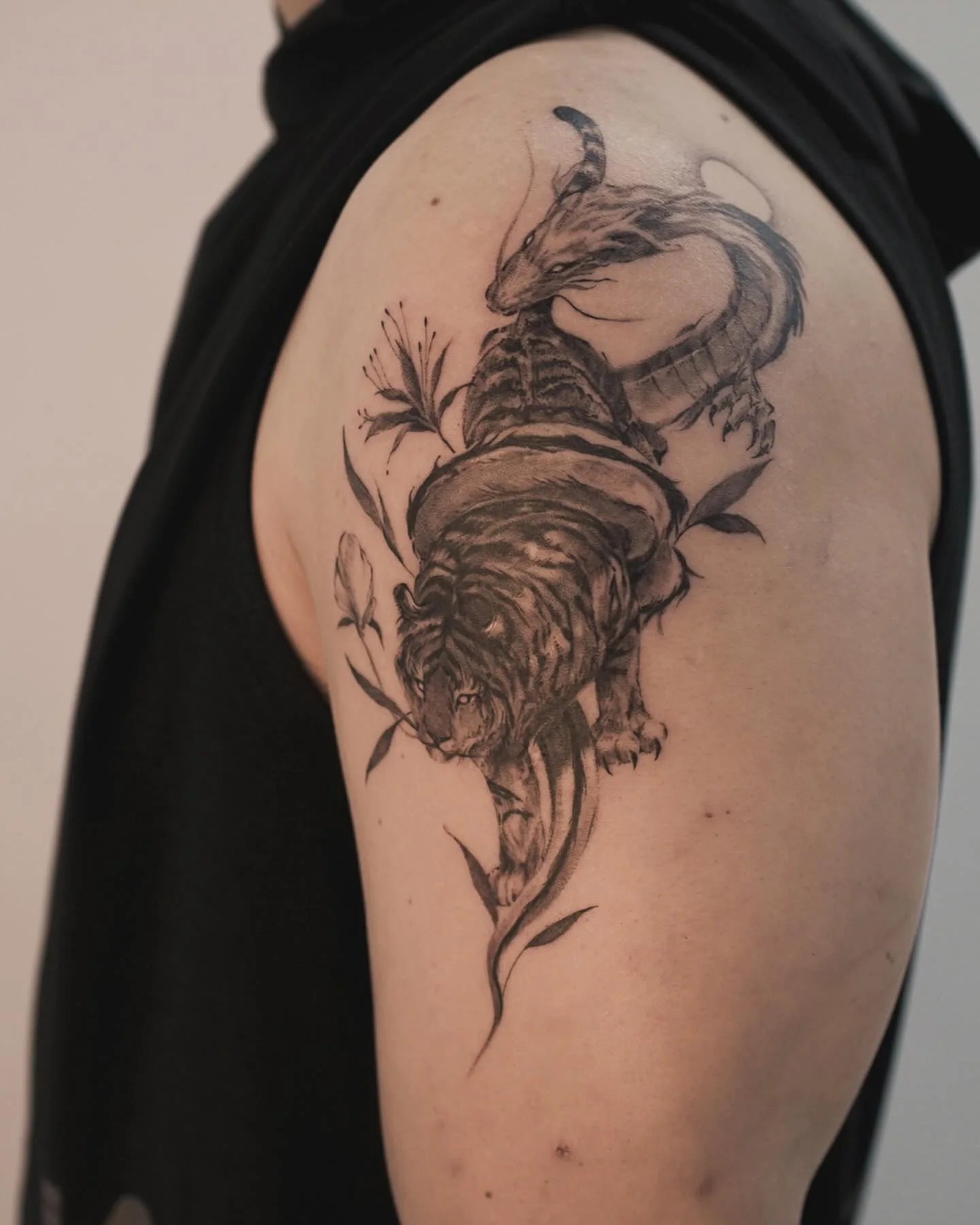 Floral Thigh Piece 대표 이미지