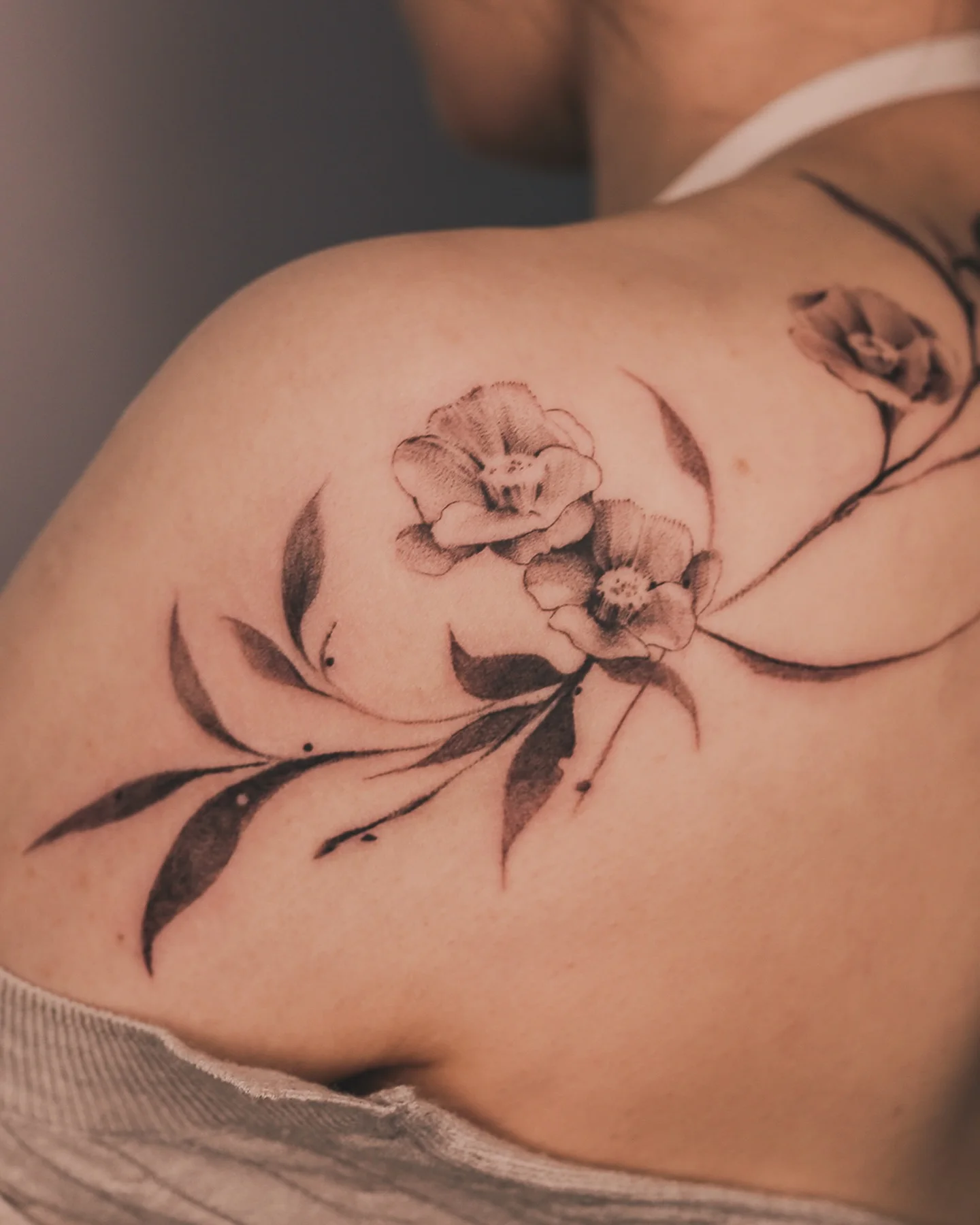 Floral Shoulder Piece 대표 이미지
